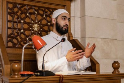 SELAIN rukun khutbah, khatib juga perlu mematuhi dan melaksanakan syarat sah khutbah. Duduk antara dua khutbah merupakan salah satu syarat sah khutbah. Foto PEXELS