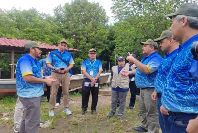 Mohd Uzir (kiri) memberi penerangan kepada delegasi Uzbekistan di Jeti Nelayan Bukit Palong, di sini, pada Khamis.