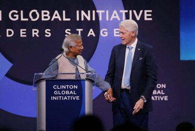 Yunus (kiri) bercakap bersama bekas Presiden AS, Bill Clinton (R) semasa mesyuarat tahunan Inisiatif Global Clinton Global di New York City pada Selasa. Foto AFP