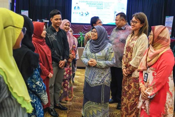 Rohani (tengah) beramah mesra bersama peserta Forum Advokasi Perancang Keluarga 2024, 'Kontraseptif Dalam Abad ke-21: Cabaran dan Peluang' yang diadakan di Kuala Nerus, pada Khamis.