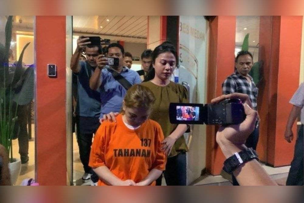 Suspek ditahan polis. Agensi