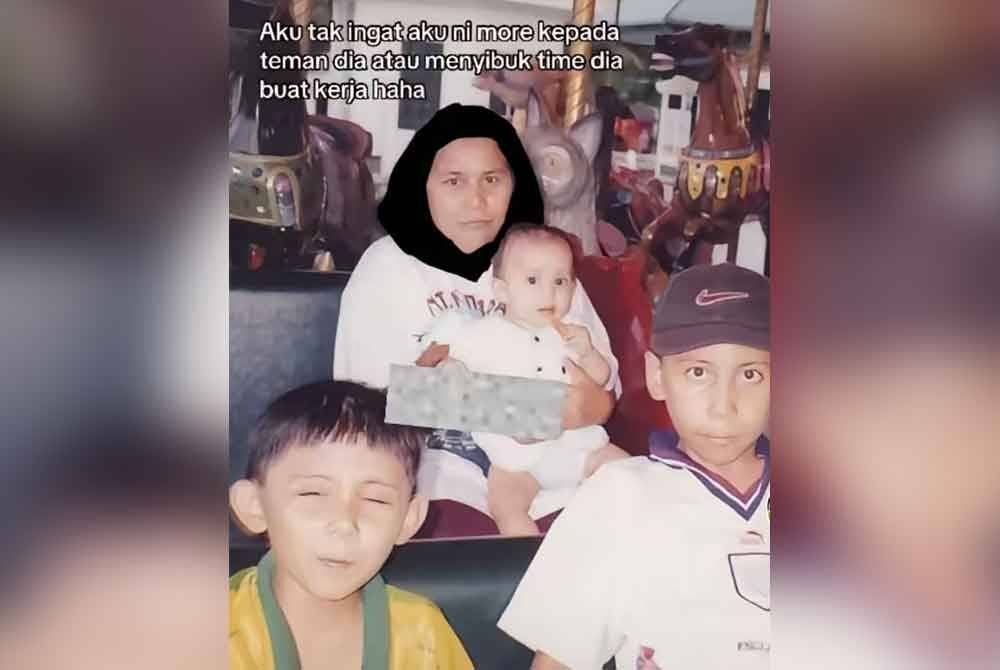 Najmii ketika kecil bersama pengasuhnya.
