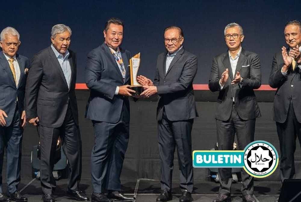 ANWAR (tiga dari kanan) menyampaikan Anugerah Khas Tokoh Pembangunan Halal Negara kepada anak bekas Perdana Menteri Tun Abdullah Ahmad Badawi, Tan Sri Kamaluddin Abdullah (tiga dari kiri) yang mewakili bapanya pada upacara perasmian MIHAS 2024 di Kuala Lumpur baru-baru ini.