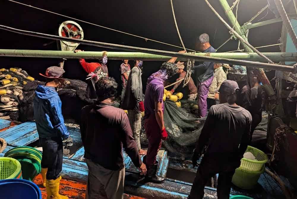 Maritim Malaysia Kelantan menahan dua buah vesel nelayan tempatan bersama 19 nelayan warga asing dalam dua serbuan berasingan baru-baru ini.