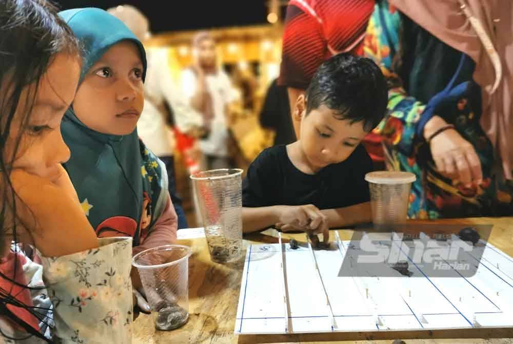 Golongan kanak-kanak teruja menyaksikan perlawanan 'Siputrace' di tapak perniagaan Nostalgia Studio Jalan Ampas (NoSJA) di Kuala Nerus.