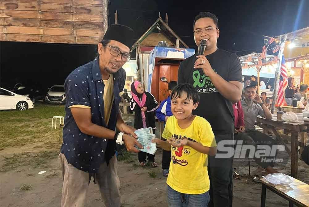 Muhammad Ar Rayyan dinobatkan sebagai juara dalam pertandingan Siputrace di tapak perniagaan Nostalgia Studio Jalan Ampas (NoSJA) di Pantai Tok Jembal, Kuala Nerus, malam Khamis.