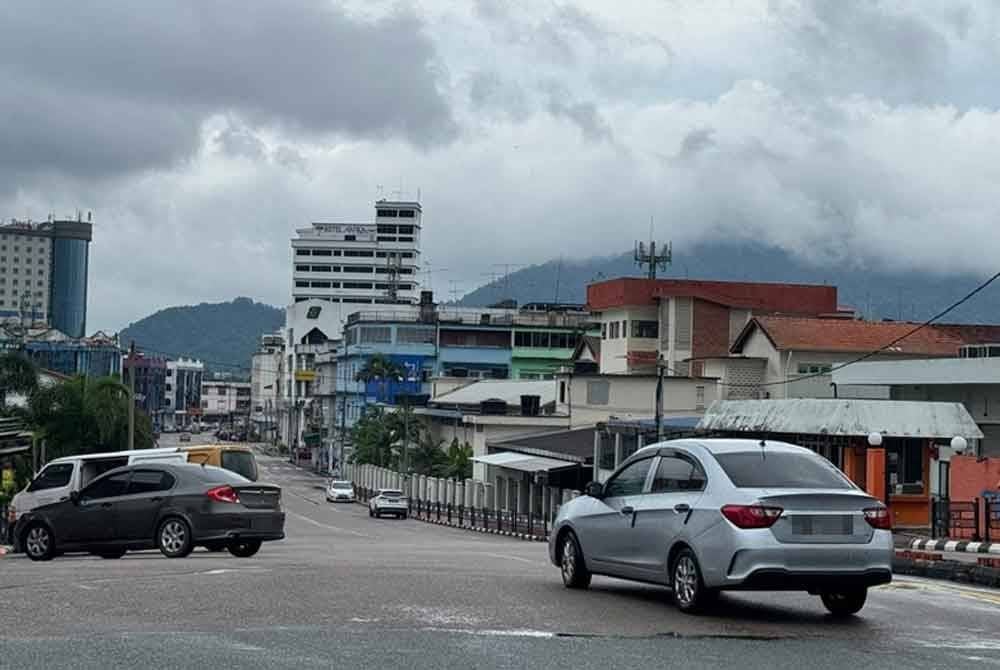 Kawasan pusat bandar Kluang, sebahagian daripada sempadan kerusi DUN Mahkota kelihatan hambar tanpa 'perang poster dan bendera' calon dan parti. Foto G Manimaran