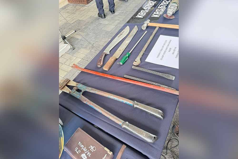 Antara barang dan senjata yang dirampas.