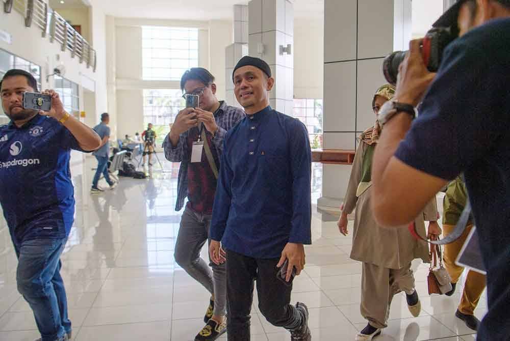 Pendakwah selebriti Azman Syah Alias atau lebih dikenali sebagai PU Azman (tiga dari kiri) dijatuhi hukuman penjara 24 tahun dengan dua sebatan oleh Mahkamah Sesyen di sini hari ini selepas didapati bersalah atas dua pertuduhan melakukan amang seksual fizikal terhadap seorang remaja lelaki 17 tahun, dua tahun lepas.Foto Bernama