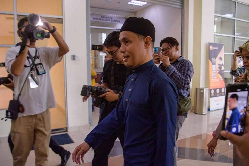 Pendakwah selebriti Azman Syah Alias atau lebih dikenali sebagai PU Azman dijatuhi hukuman penjara 24 tahun dengan dua sebatan oleh Mahkamah Sesyen di sini hari ini selepas didapati bersalah atas dua pertuduhan melakukan amang seksual fizikal terhadap seorang remaja lelaki 17 tahun, dua tahun lepas.Foto Bernama