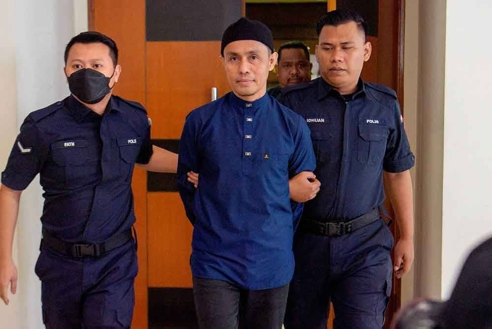 Pendakwah selebriti Azman Syah Alias (tengah) atau lebih dikenali sebagai PU Azman dijatuhi hukuman penjara 24 tahun dengan dua sebatan oleh Mahkamah Sesyen di sini hari ini selepas didapati bersalah atas dua pertuduhan melakukan amang seksual fizikal terhadap seorang remaja lelaki 17 tahun, dua tahun lepas. Foto Bernama