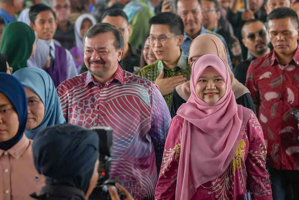 Menteri Pendidikan, Fadhlina Sidek (kanan) dan Menteri Kewangan II, Datuk Seri Amir Hamzah Azizan pada Majlis Pelancaran Program Anak Kita: Semarak Potensi Malaysia di Sekolah Kebangsaan Rasa pada Jumaat. Foto Bernama
