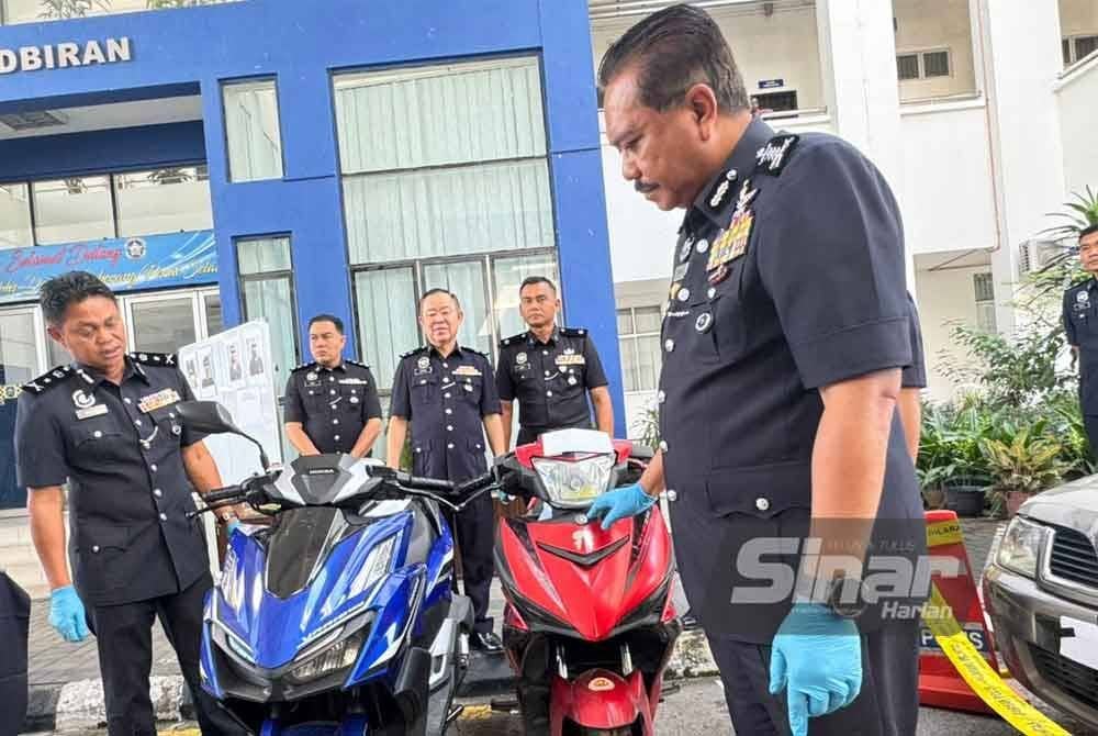 Dua buah motosikal dirampas daripada dua suspek dalam dua serbuan di lokasi berbeza.