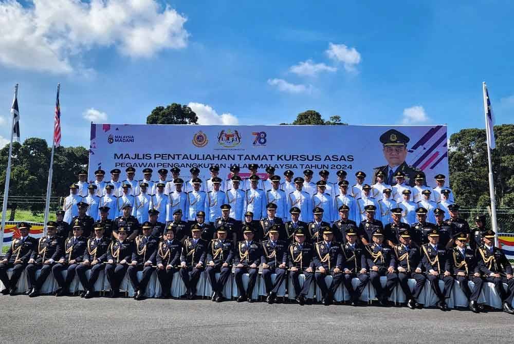 Aedy Fadly (tengah) bergambar bersama 82 pelatih yang berjaya menamatkan Kursus Asas Pegawai Pengangkutan Jalan Tahun 2024 di Akademi Pengangkutan Jalan, Tiang Dua, Ayer Molek, di sini, pada Jumaat.