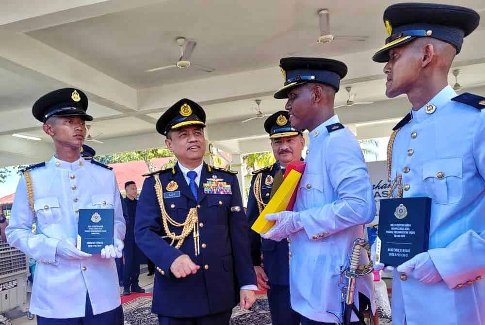 Aedy Fadly (dua,kiri) ketika mengucapkan tahniah kepada Mohamad Faqrul Airman (tiga,kiri) selepas majlis itu.