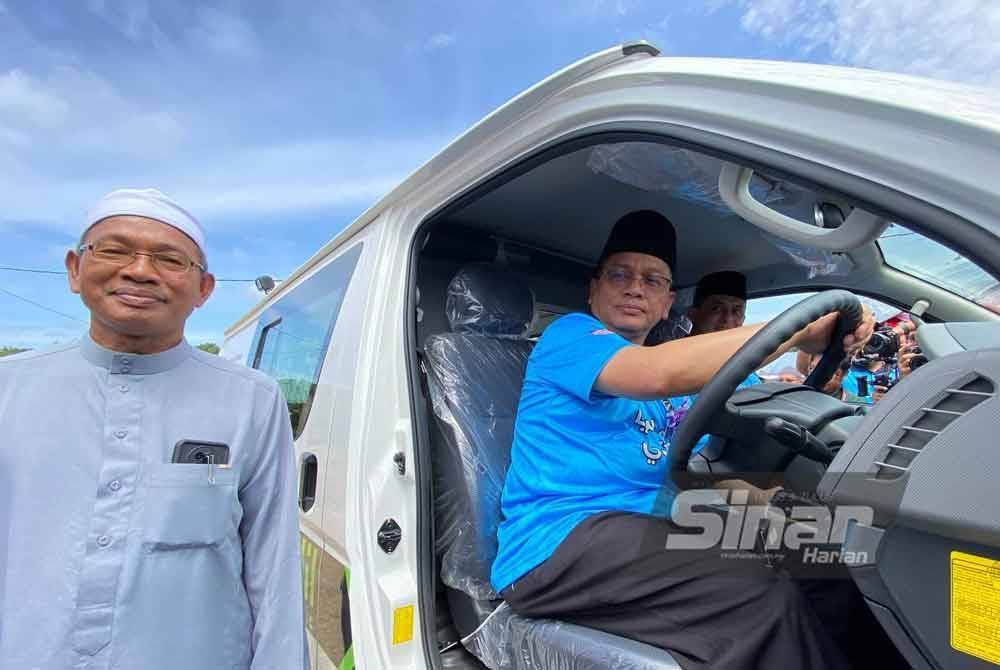 Mohd Na'im merasmikan van jenazah bernilai RM180,000 yang diberikan kepada Masjid Saidina Umar Al-khattab Mukim Telekong.