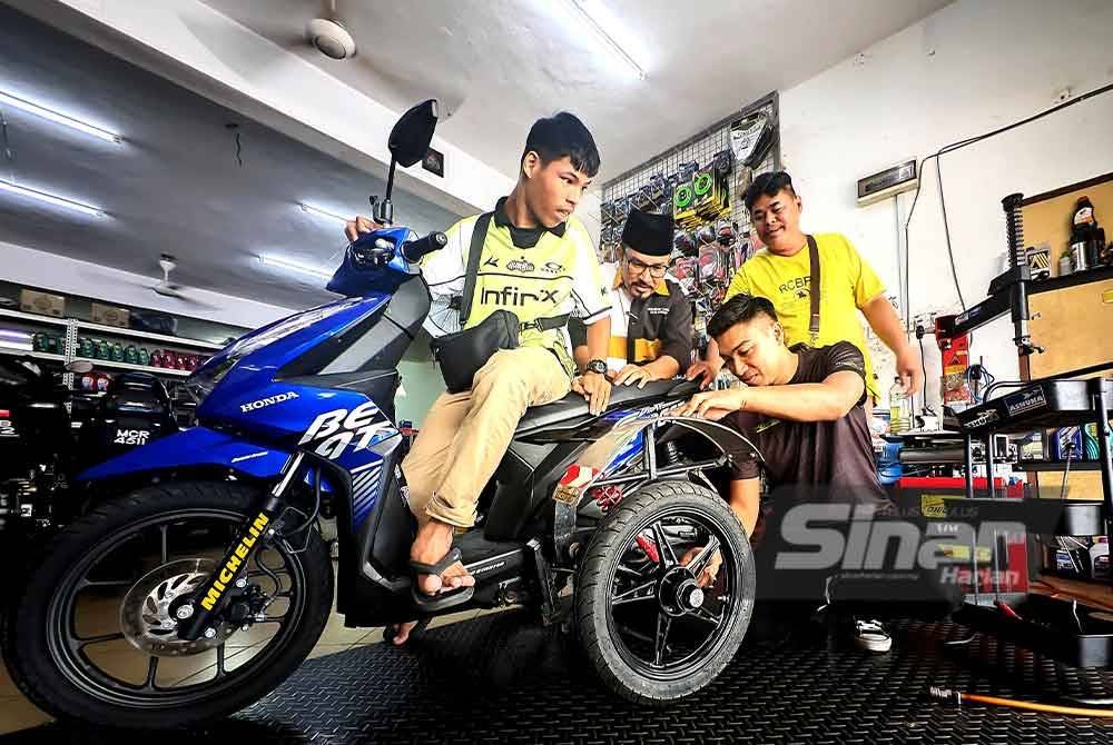 Muhammad Amir sedang memeriksa motosikal Aniq sambil diperhatikan Zulkifli (tengah) dan Ros Efendi (kanan).