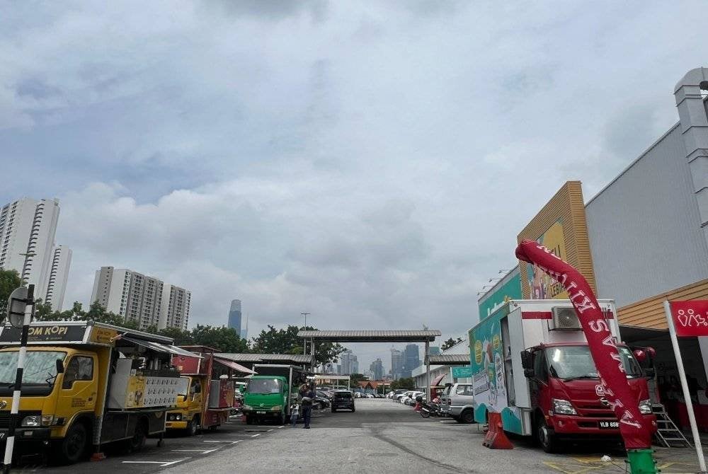 Trak makanan di Lotus’s Ampang memberi banyak pilihan kepada pelanggan untuk menjamu selera.