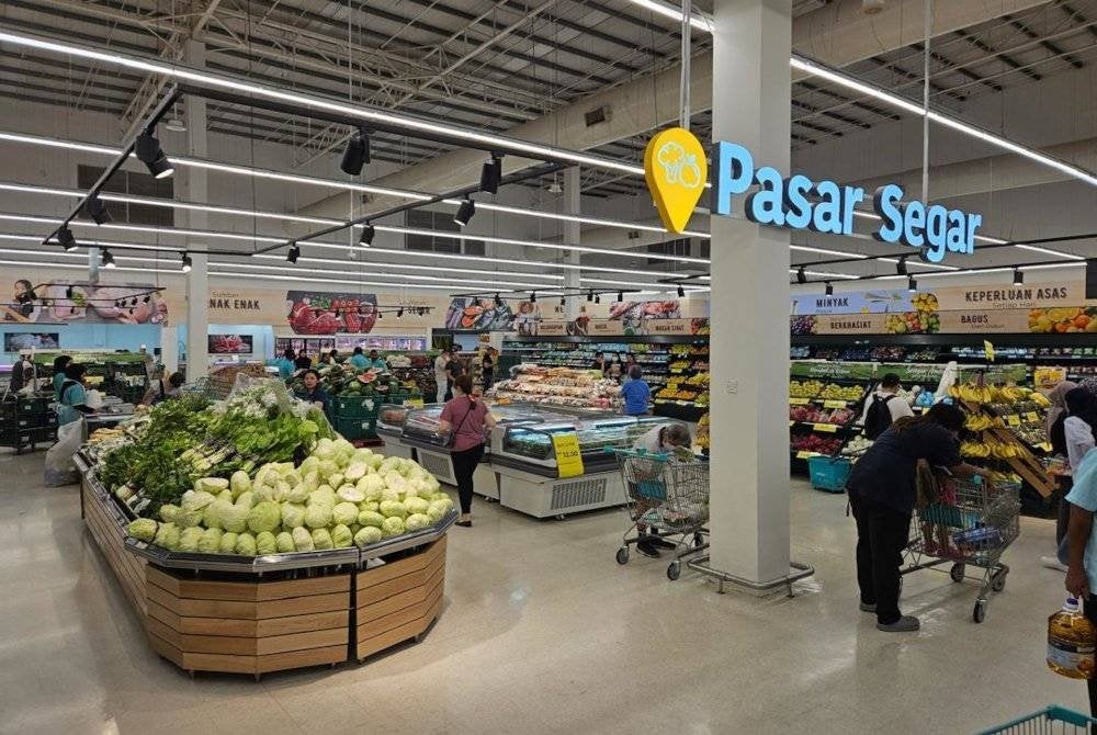 Ruang pasar segar di Lotus’s Ampang.