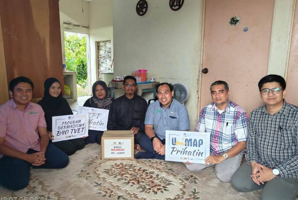 Mohd Mustafa (tiga kanan) menyampaikan sumbangan Bakul Rahmah UniMAP-KPT kepada keluarga pelajar Nur Hidayah Rohimi sempena program Ziarah Kasih UniMAP di kediamannya di Beseri, Perlis.