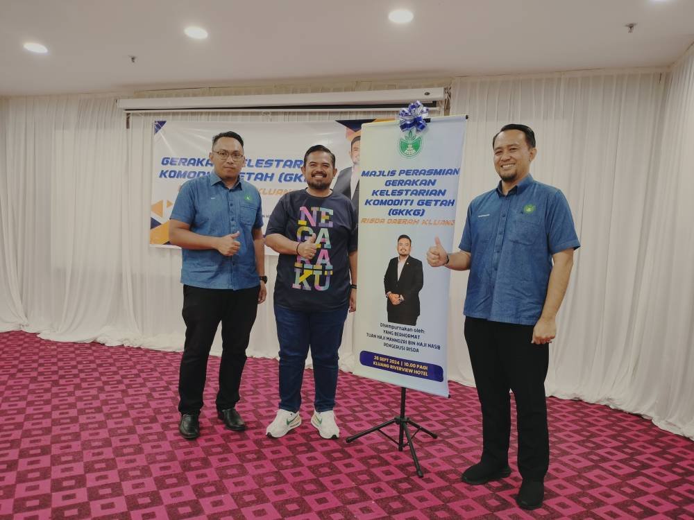 Manndzri (tengah) melancarkan program GKKG peringkat daerah Kluang di sebuah hotel pada Khamis.