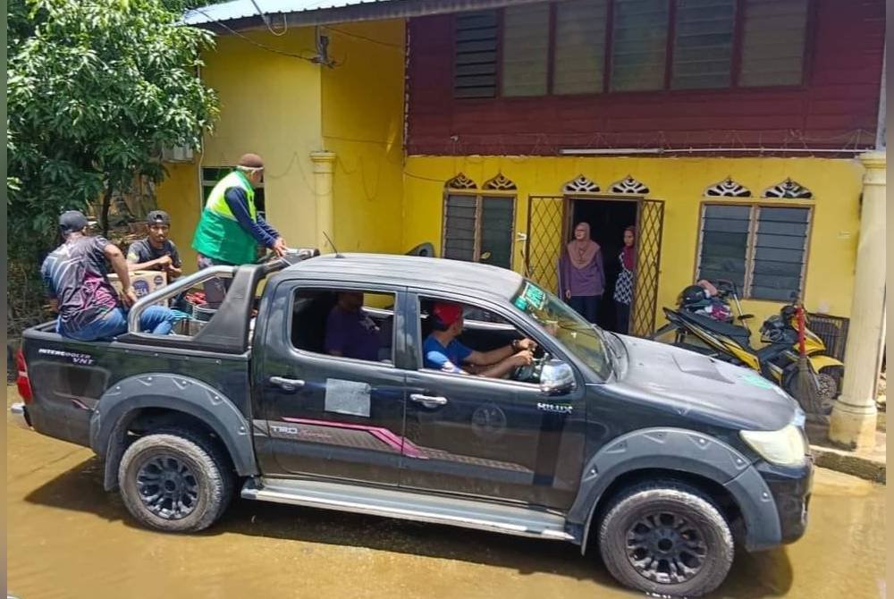 Sukarelawan dari Khidmat Malaysia Sungai Petani turun ke Pendang membantu mangsa banjir yang memerlukan. Foto Khidmat Malaysia