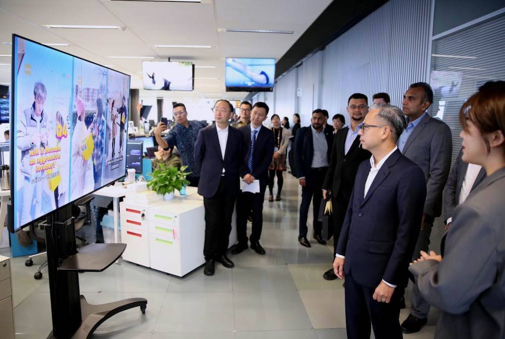 Fahmi ketika lawatan dan pertemuan dengan pengurusan CMG di Beijing pada Jumaat. Foto Bernama