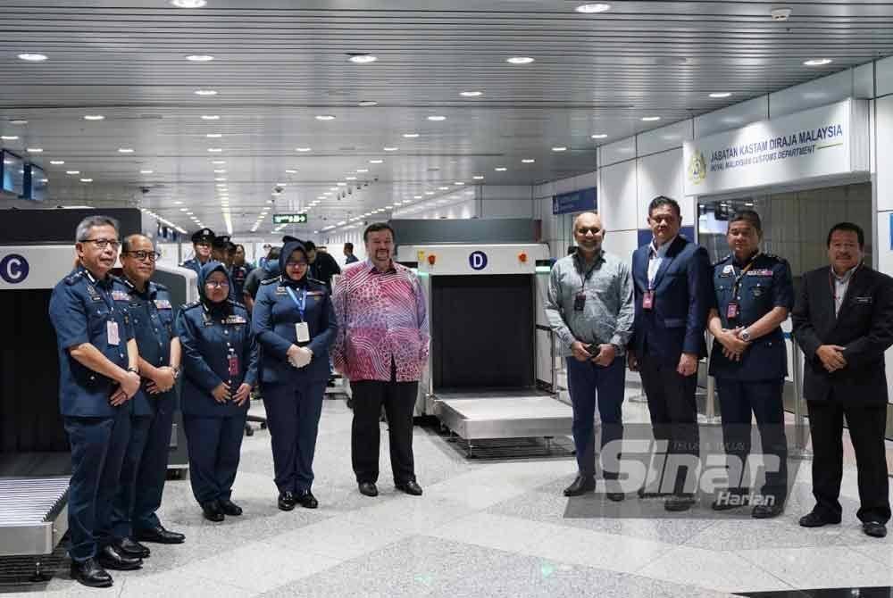 Amir Hamzah (lima dari kiri) bersama Anis Rizana (empat dari kiri) bergambar selepas merasmikan pengimbas bagasi baharu JDKM di Lapangan Terbang Antarabangsa Kuala Lumpur (KLIA) pada Jumaat. Foto Sinar Harian/ROSLI TALIB