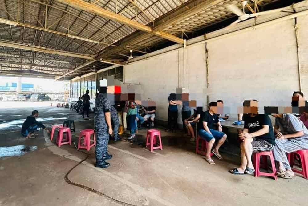 Sebahagian warga asing ditahan JIM menerusi operasi bersepadu dilakukan di Kawasan Perindustrian Gebeng, Kuantan, Pahang pada Rabu. Foto JIM