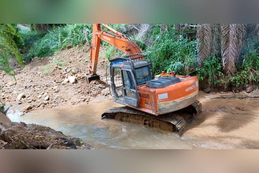 Operasi SAR dua beradik menggunakan jengkaut di lokasi kejadian mangsa dihanyutkan arus sungai.