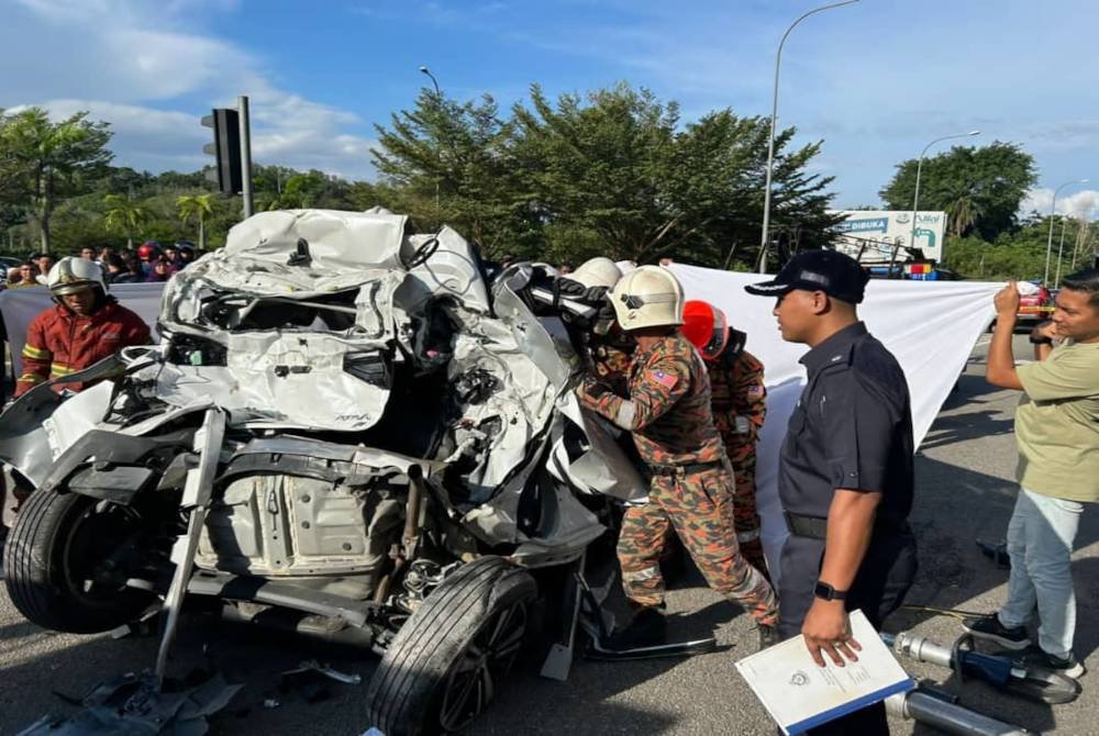 Pasukan bomba dan penyelamat mengeluarkan mangsa yang tersepit.