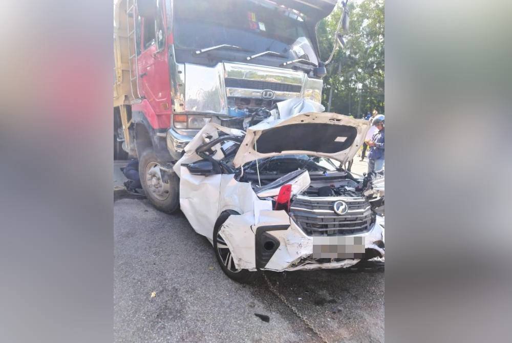 Nahas melibatkan sebuah lori muatan pasir yang hilang kawalan sebelum melanggar lima kereta.