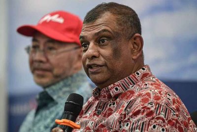 Tony Fernandes (kanan) bercakap pada sesi sidang media Majlis Perasmian Hangar Penyelenggaraan, Pembaikan dan Pengubahsuaian (MRO) Asia Digital Engineering. Turut sama Pengerusi Eksekutif Capital A, Datuk Kamarudin Meranun (kiri). - Foto Bernama
