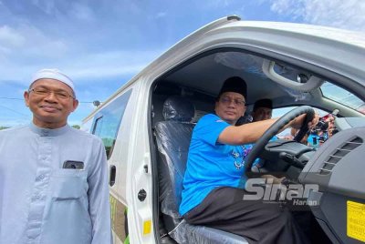 Mohd Na'im merasmikan van jenazah bernilai RM180,000 yang diberikan kepada Masjid Saidina Umar Al-khattab Mukim Telekong.