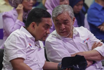 Ahmad Zahid (kanan) bersama Menteri Besar Johor Datuk Onn Hafiz Ghazi ketika hadir program Gegar Jejak Kerjaya MyFutureJobs Orang Mahkota 2024 bersama Hawa Malaysia di Bazar Uptown Kluang hari ini. Foto Bernama