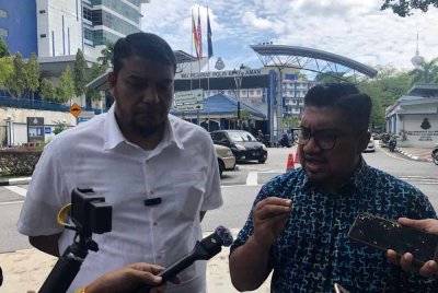 Muhammad Rafique (kiri) dan Badrul Hisham Shaharin atau Che'gu Bard semasa sidang akhbar di Ibu Pejabat Polis Bukit Aman, Kuala Lumpur pada Jumaat.
