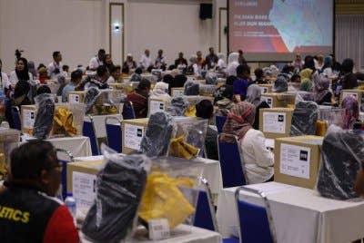 Petugas Suruhanjaya Pilihan Raya (SPR) giat menjalankan persiapan akhir menjelang hari pengundian Pilihan Raya Kecil (PRK) Dewan Undangan Negeri (DUN) Mahkota yang akan berlangsung esok, ketika tinjauan foto Bernama di Dewan Tunku Ibrahim Ismail, di sini, pada Jumaat. Foto Bernama