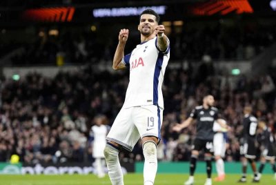 Solanke meraikan jaringan ketiga semasa perlawanan Liga Europa, Tottenham menentang Qarabag FK. Foto: Agensi