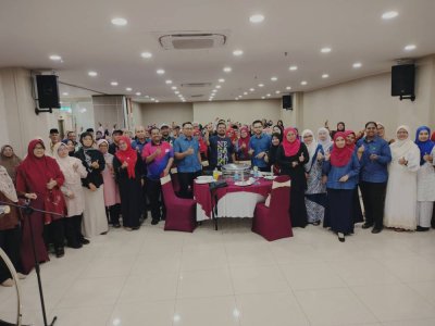 Manndzri (tengah) bergambar bersama pekebun RISDA pada program GKKG peringkat daerah Kluang di sebuah hotel pada Khamis.