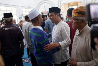 Syed Hussien beramah mesra bersama jemaah selepas menunaikan Solat Jumaat di Masjid Al Ikram, Taman Seri Kluang. Foto Bernama