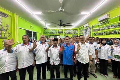 Mohd Suparadi (empat dari kiri) bersama ahli PKR Kubang Kerian bergambar sambil menunjukkan simbol Malaysia Madani.