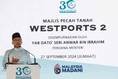 Anwar berucap pada Majlis Pecah Tanah Westport 2 dan Majlis Ramah Mesra Bersama Komuniti Westport dan Pelabuhan Klang di Westport, Pulau Indah, hari ini. Foto Bernama