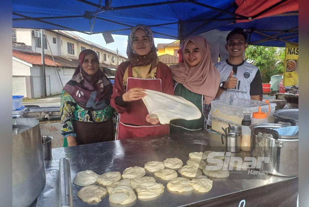 Nor Syazwani (dua dari kiri) bersama ibu dan adik-beradik berniaga roti canai dan menu sarapan pagi di gerai ‘Roti Canai Abah’ di Indera Mahkota Dua di sini