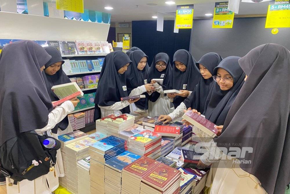 Seramai 39 pelajar dari Sekolah Raja Perempuan Taayah hadir ke jualan gudang menerusi program Rehlah Minda.