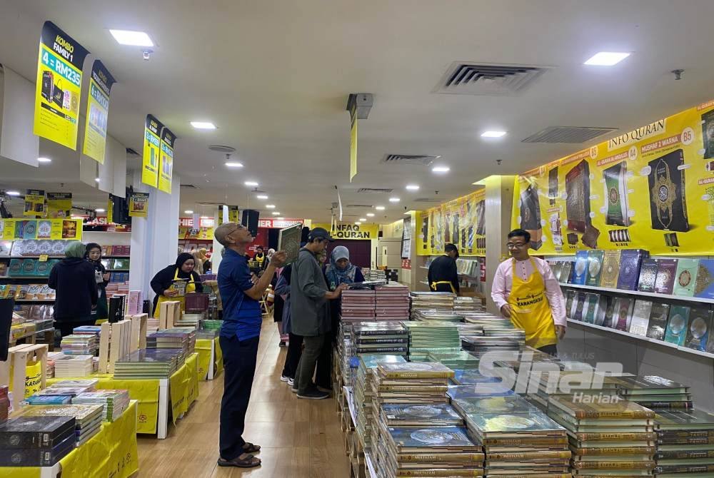 Ruangan jualan al-Quran menjadi salah satu tumpuan pada Jualan Gudang Karangkraf 2024 kerana menawarkan pelbagai kombo pembelian yang menarik.