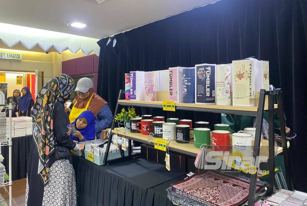 Jualan Gudang Karangkraf 2024 turut mempunyai reruai yang menjual barangan cenderamata seperti kole seramik, termos, sejadah mini dan sebagainya.