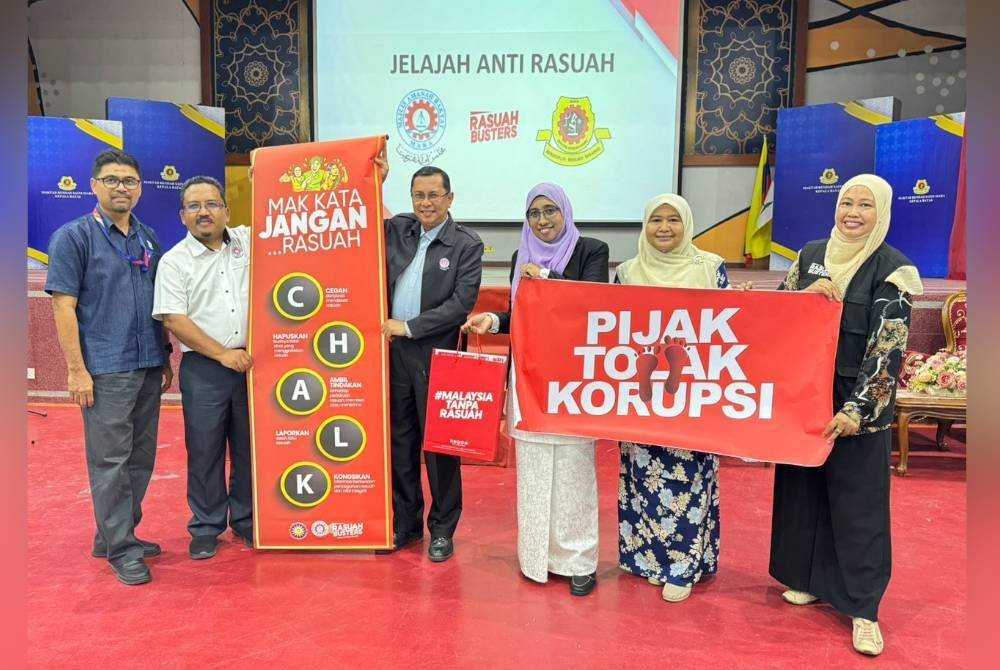 Ketua Pegawai Eksekutif Yayasan Sinar Untuk Malaysia Rasuah Busters, Nurhayati Nordin (tiga dari kanan) bergambar bersama Ahmad Sofi (dua dari kiri) dan Syauqi (empat dari kanan) selepas Program Jelajah Antirasuah MRSM tamat di MRSM Kepala Batas.