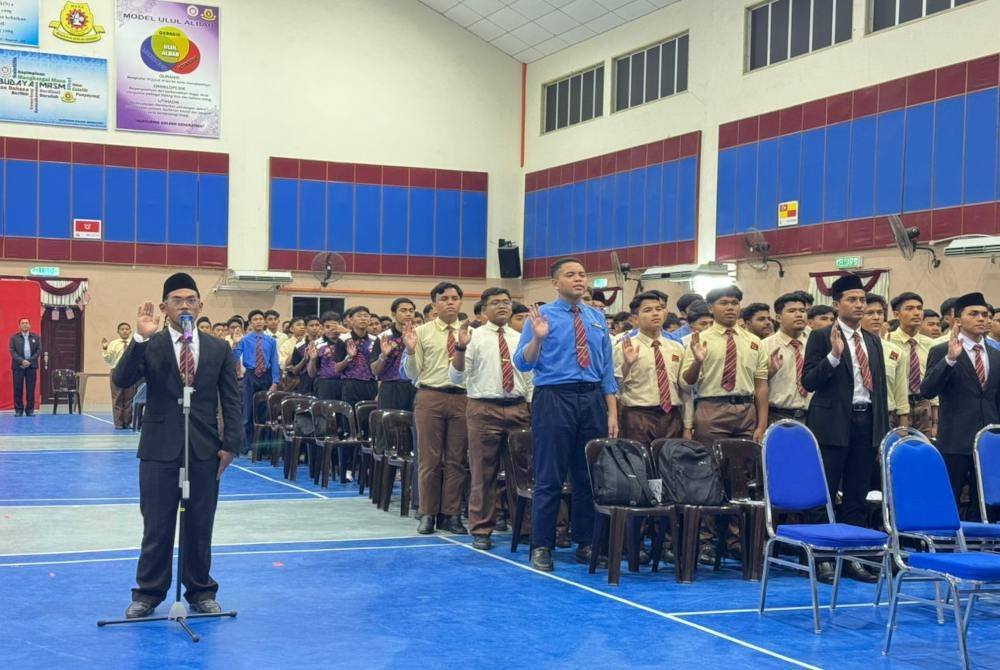 Pelajar MRSM Kepala Batas membaca ikrar tolak gejala rasuah.