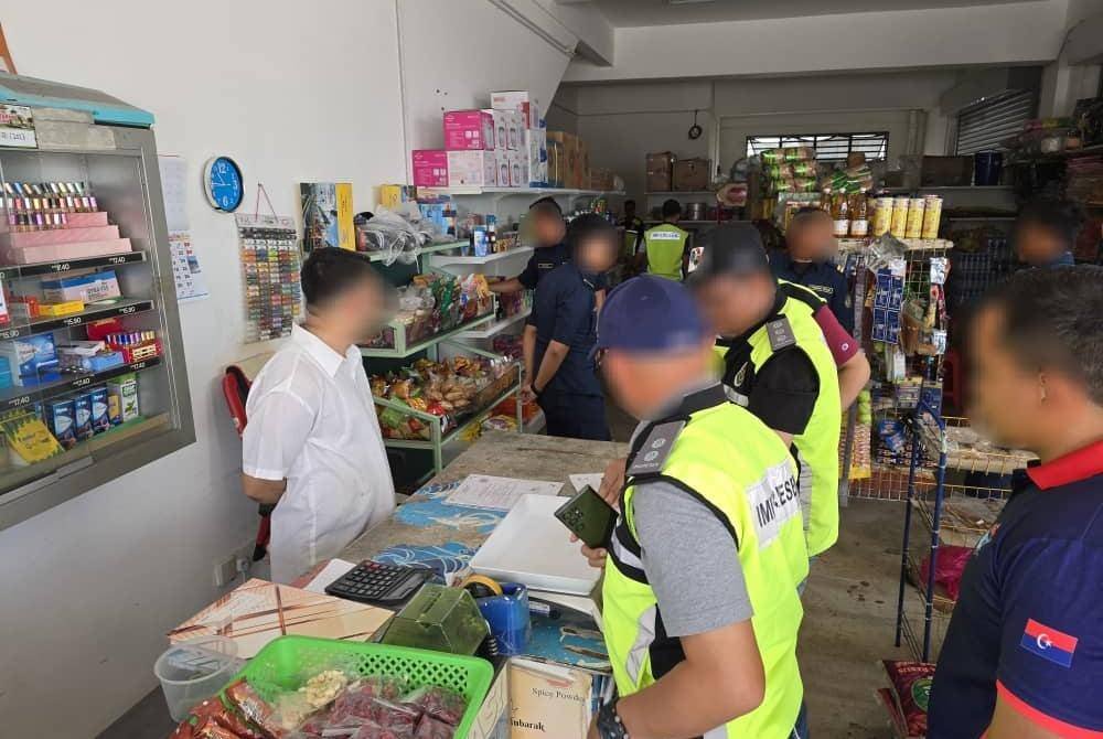 Pegawai imigresen melakukan pemeriksaan di sebuah premis.