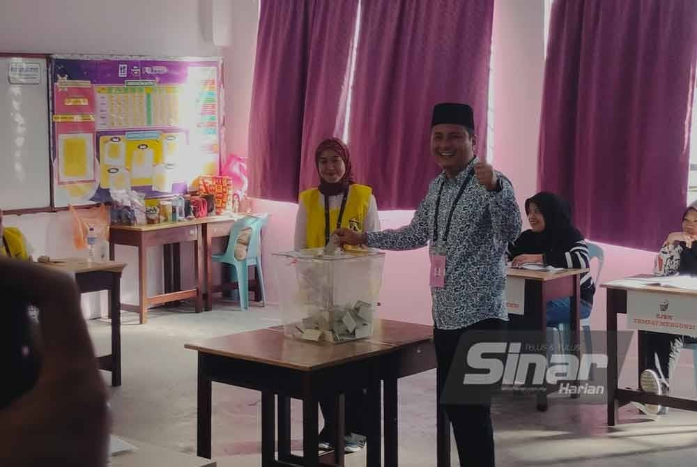 Syed Hussien menunaikan tanggungjawab sebagai pengundi di SMK Seri Perdana.